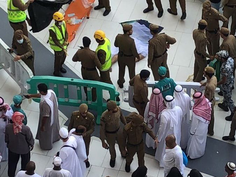 شاهد بالفيديو: انتحار حاج قفزًا من سطح المسجد الحرام إلى صحن الطواف!
